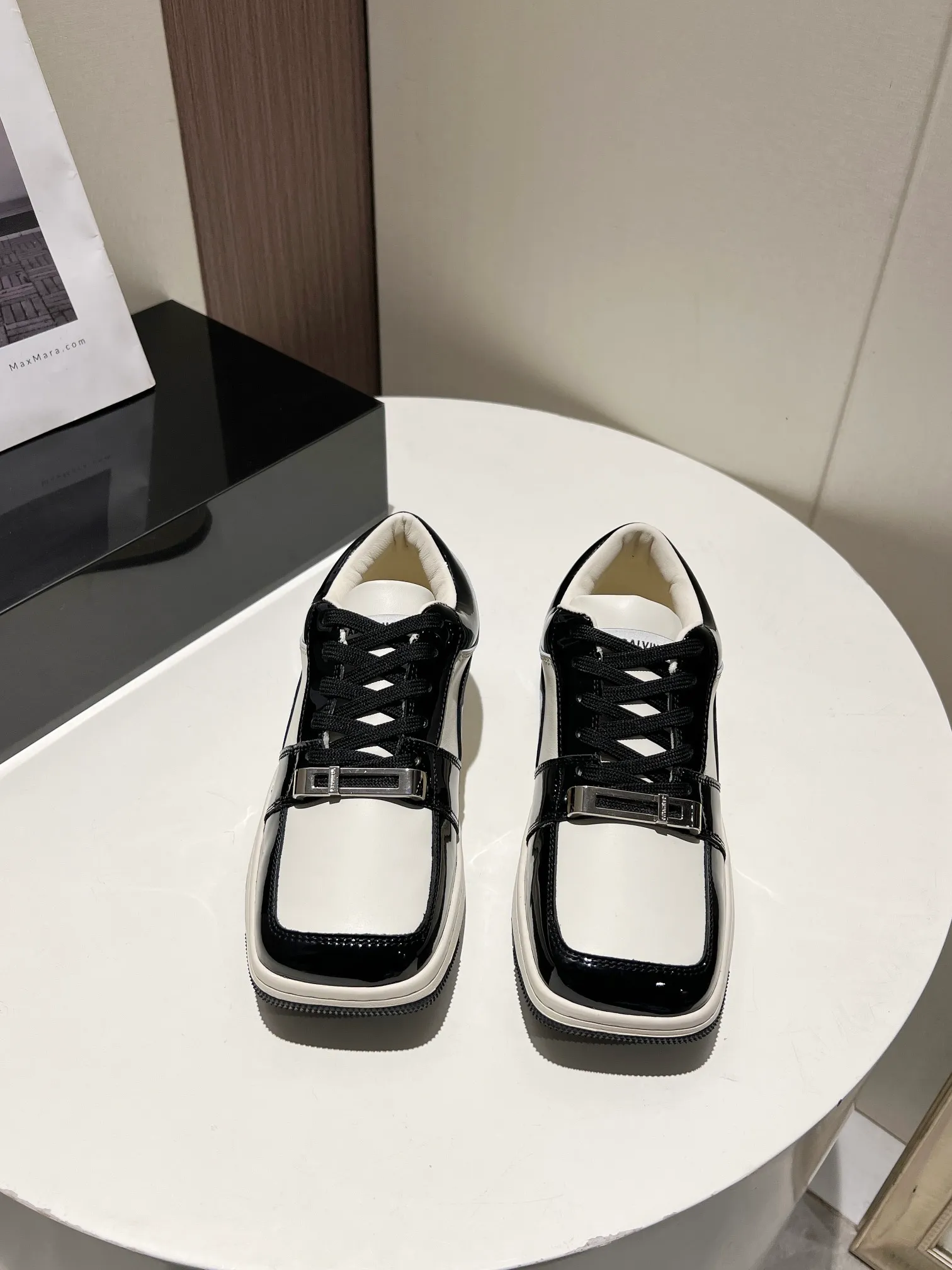 👟👟Ex-factory price 480👟👟 👑CALVINLUO I CUBE SNEAKER trendy brand square shoes low-top casual square-toe sneakers skateboard shoes sneakers👑 Starting from the design elements of classic two-color sneakers, CALVINLUO extracts the iconic elements of casual sneakers and integrates them into the formal "square toe" of formal shoes to make the overall lines of the sneakers more distinct. Nowadays, the matching rules are casual. 🧣Formal sports shoes are nothing new. The unique avant-garde square lines of CUBE SNEAKER, whether it echoes the tough and crisp suits, or appears in an eclectic manner in street styles, are a choice that breaks away from tradition and shows personality🧢 ▪️ Fabric: Original custom imported first-layer cowhide ▪️ Lining: Imported breathable mesh lining + soft sheepskin ▪️ Sole: Original molded two-color TPU outsole ▪️ Size: 35-40 (40 customized)
